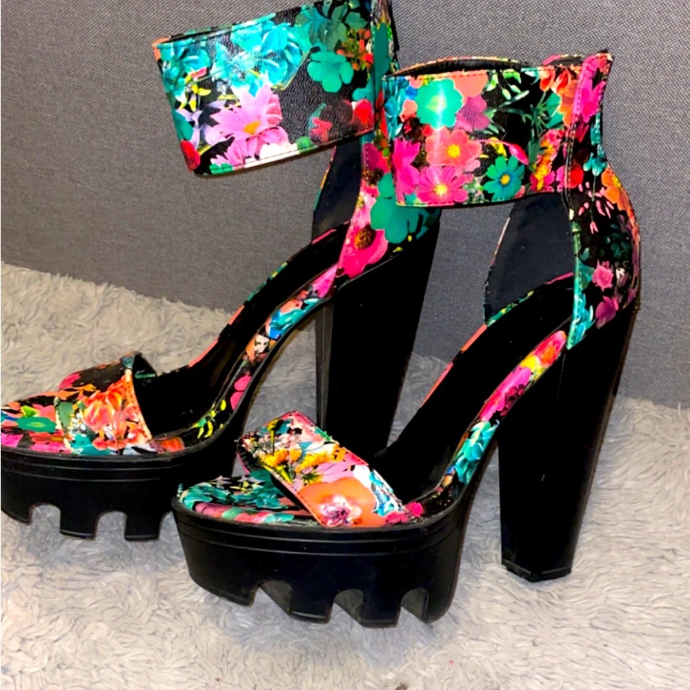 MULTICOLOR FLORAL SPRING/FALL HEELS